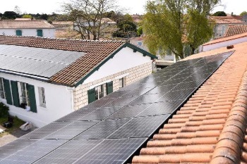 panneaux photovoltaïques sur les toits de l'école de Dolus d'Oléron